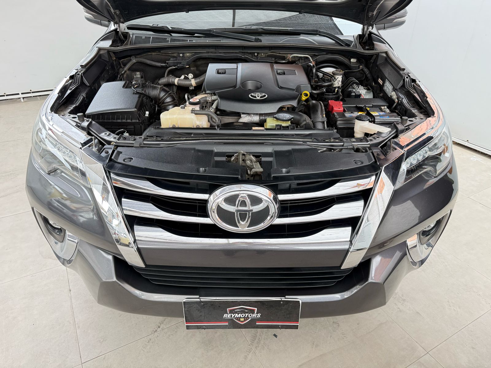 HILUX 2.8 SW4 SRX 4X4 7 LUGARES DIESEL AUTOMÁTICO (TOYOTA)