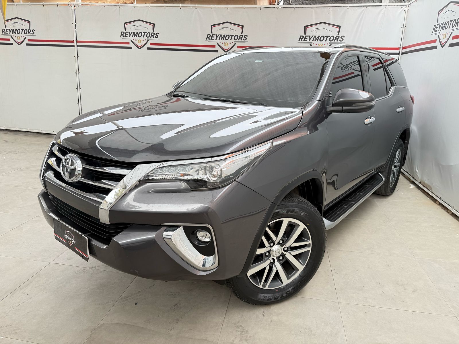 HILUX 2.8 SW4 SRX 4X4 7 LUGARES DIESEL AUTOMÁTICO (TOYOTA)